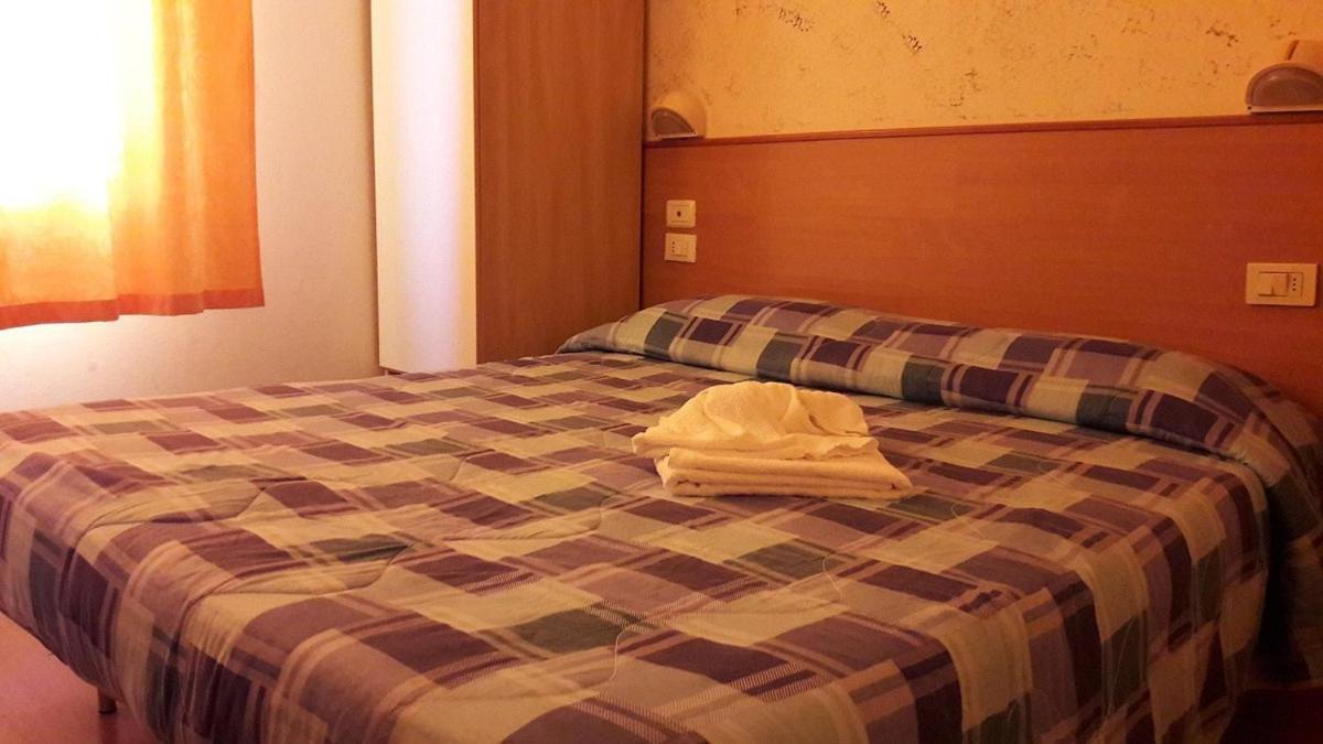 Hotel New Happy Rimini Bagian luar foto