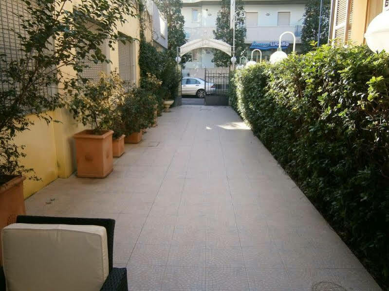 Hotel New Happy Rimini Bagian luar foto
